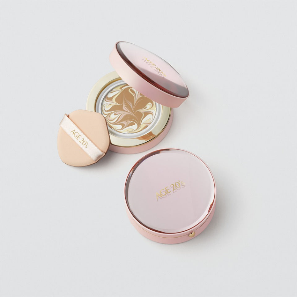 AGE20's Signature Essence Cover Pact Master Moisture 14g Original + Refill compact, providing moisture and flawless coverage.