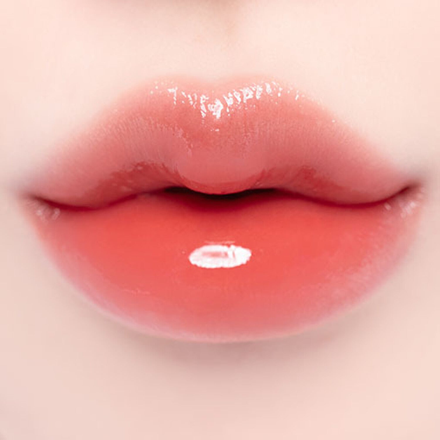 BANILA CO Dew Glow Tint 3.8g: A vibrant lip tint that delivers a luminous glow, enhancing lips with a fresh, natural appearance.