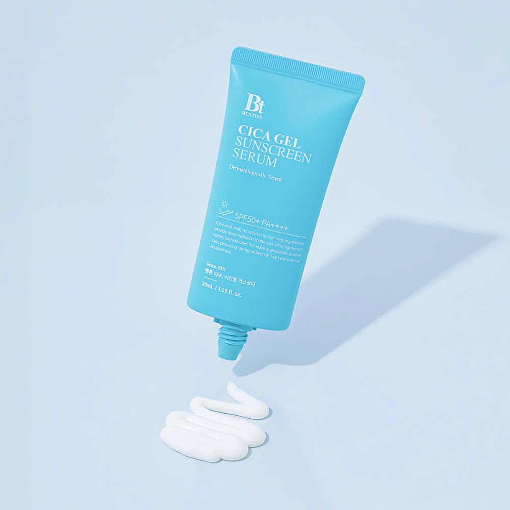 Infused with centella asiatica (cica), this lightweight gel formula helps to calm sensitive or irritated skin, making it ideal for those prone to redness or breakouts.