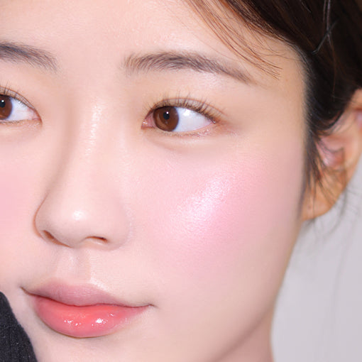 Espoir Tone Pairing Cheek 9g woman with a Pink Icing on her cheek