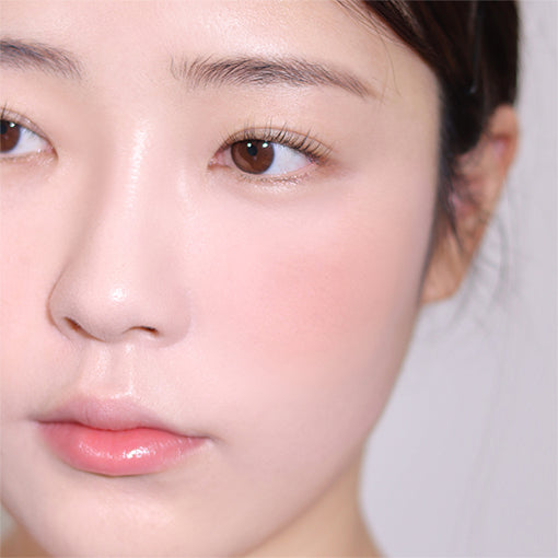 Espoir Tone Pairing Cheek 9g woman with a Rossette on her cheek