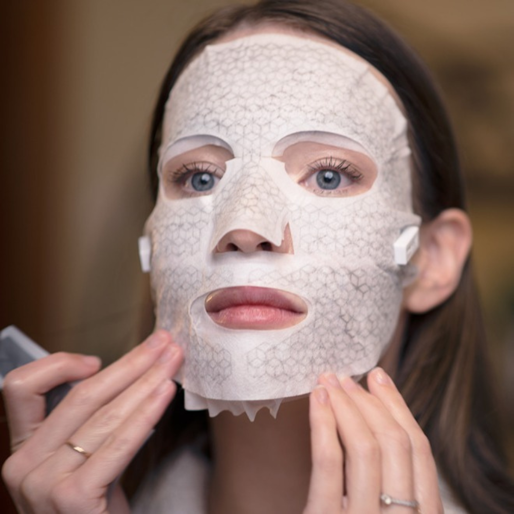  FRANZ Jet+ Brightening Dual Mask System includes two sheets aimed at revitalizing and brightening the complexion.