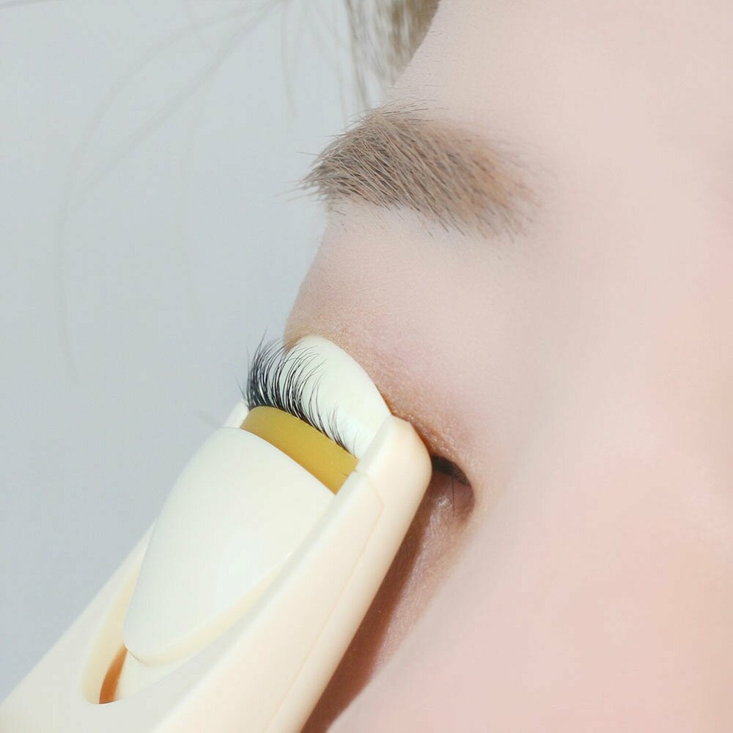 Filimili Heating Eyelash Curler with Battery - convenient and efficient for beautiful curled lashes.