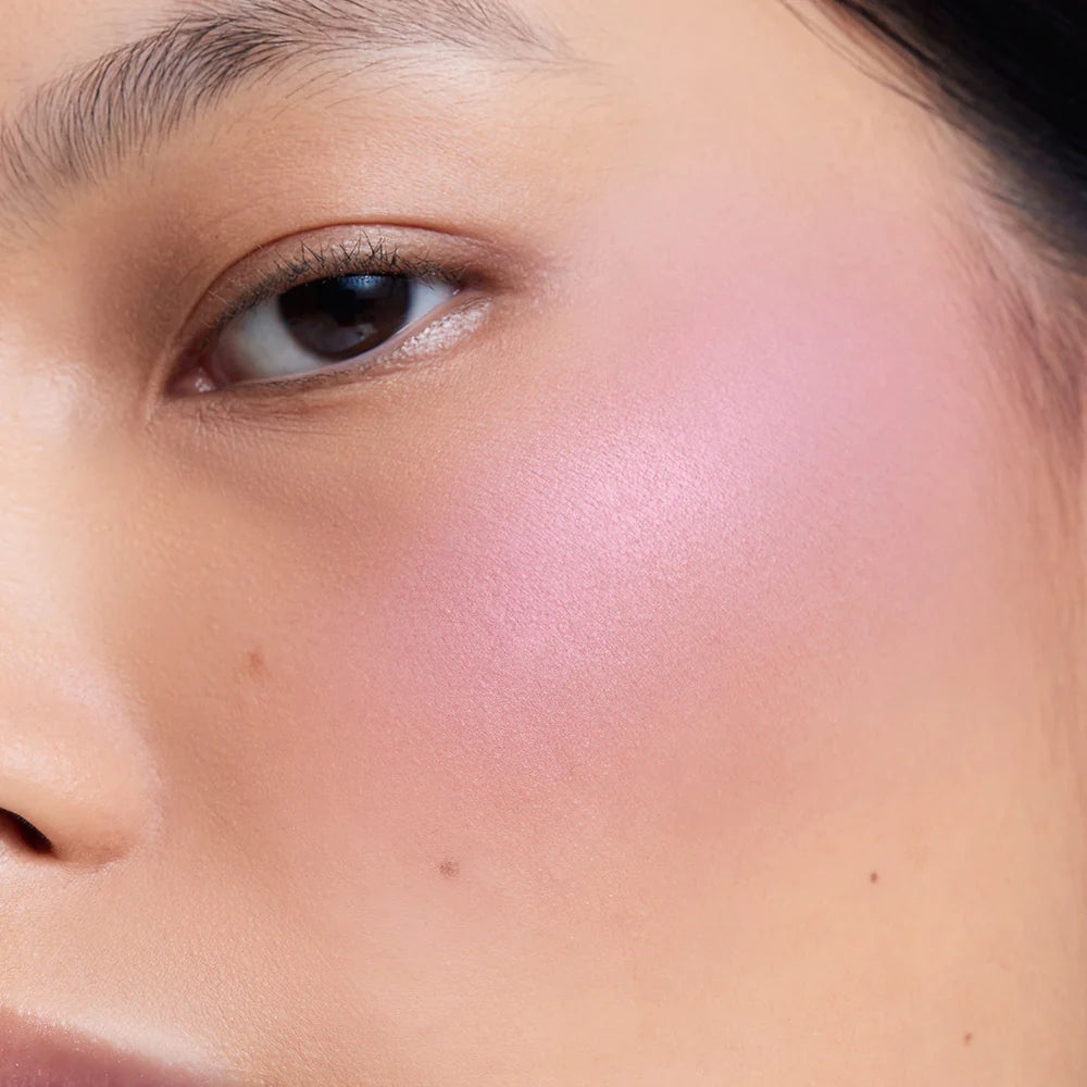 HERA Blush 5.5g, a versatile blush in a soft pink shade, designed to provide a healthy and luminous cheek color.