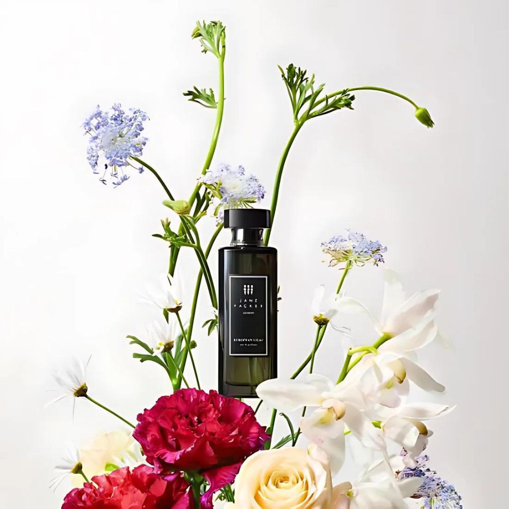 This perfume blends soft, powdery lilac with subtle green and woody undertones, creating a timeless, elegant scent reminiscent of a blooming lilac garden in spring.