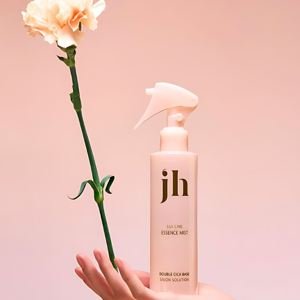 Enriched with nourishing ingredients, this essence mist helps to detangle, smooth, and add shine to the hair while reducing frizz and flyaways. 