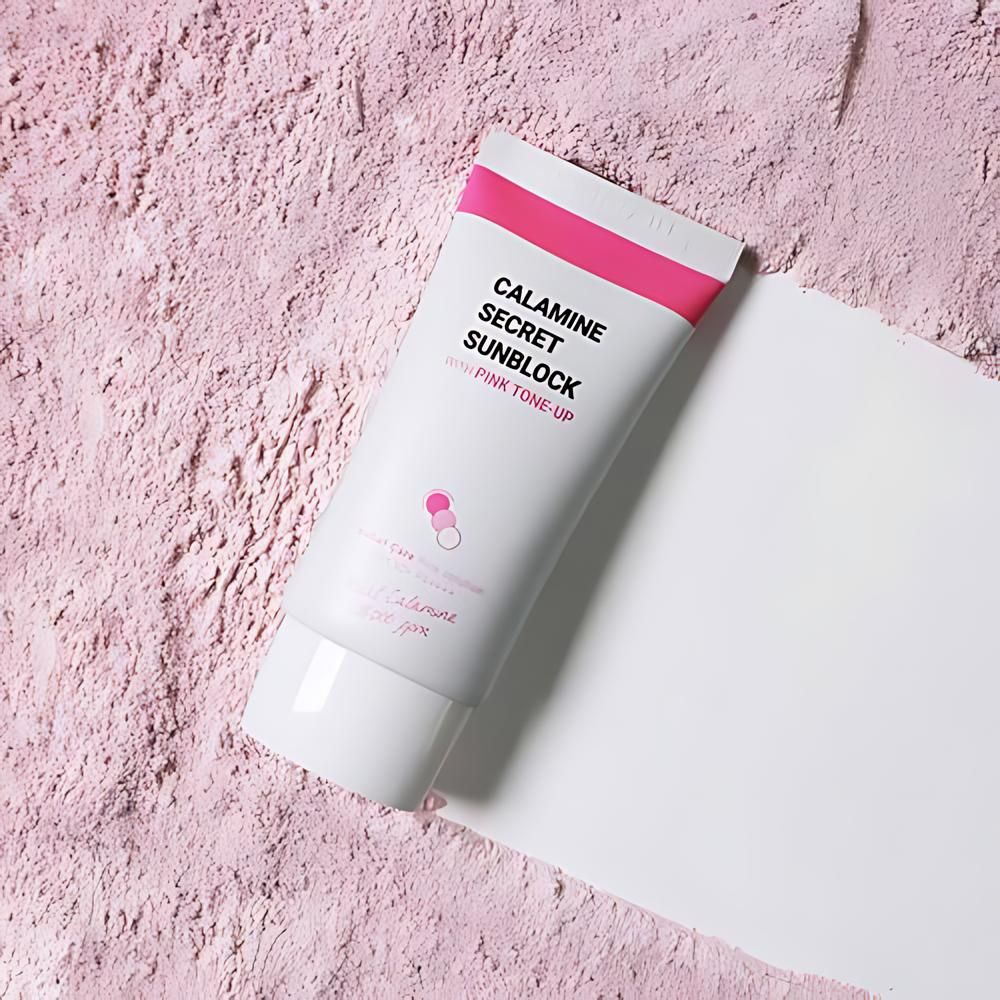 Infused with calamine, it helps soothe and calm the skin, reducing redness and irritation. 