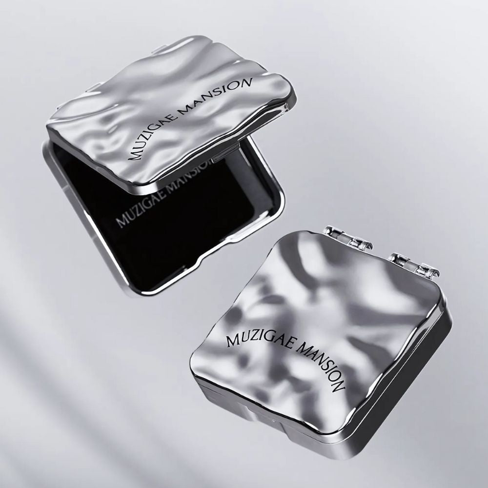 Compact and convenient, each sheet removes shine without disturbing makeup, leaving your complexion matte and refreshed.