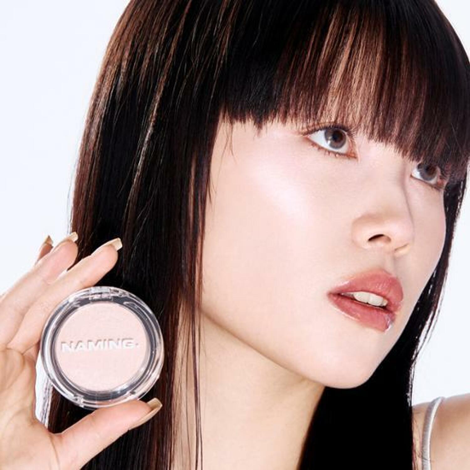 Enhance your look with the 3.8g Fluffy Baked Highlighter, designed to give a soft, luminous effect.