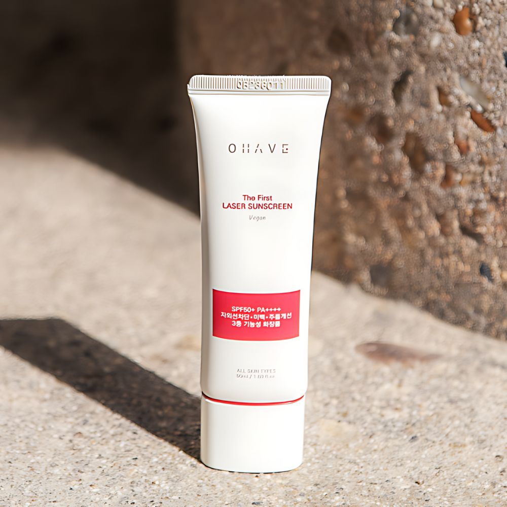 With a broad-spectrum SPF50+ and PA++++ rating, it provides strong defense against both UVA and UVB rays, helping to prevent sunburn, premature aging, and skin damage. 