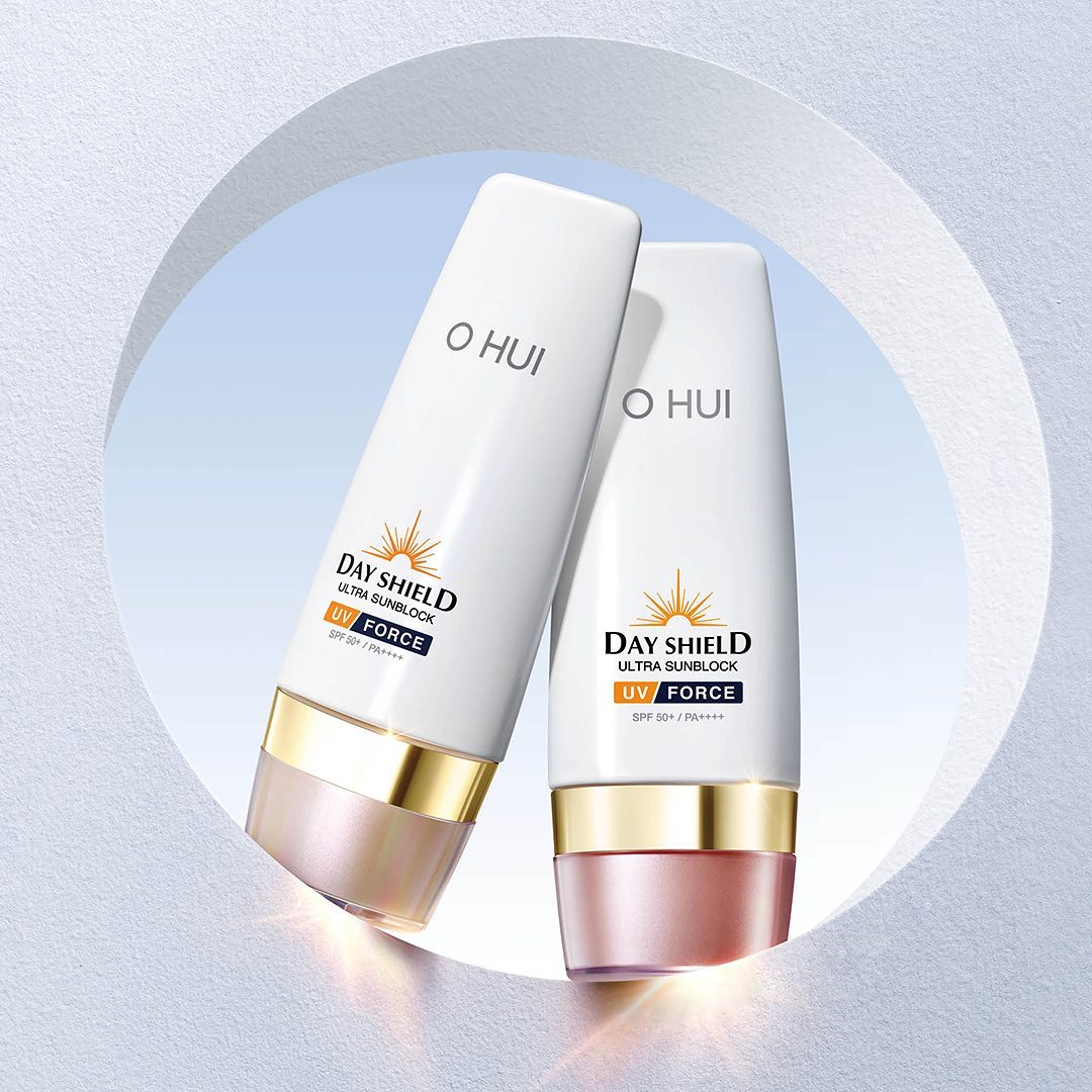 Instantly brightens and evens out skin tone, reducing the appearance of dullness and discoloration.