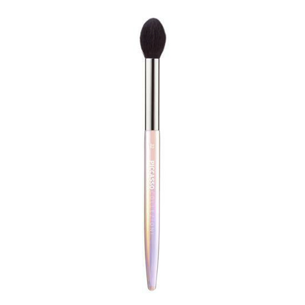 The PICCASSO Collezioni Plasma 32 Eyeshadow Brush is versatile and can handle a variety of eyeshadow application techniques, from precise detailing to blending and highlighting.