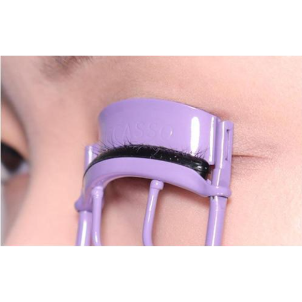 Eyelash curler in purple color with 2 silicone refill pads by PICCASSO Collezioni.