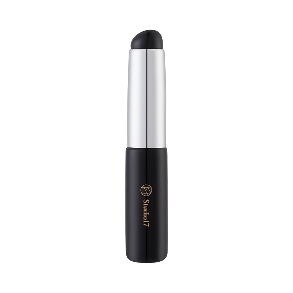 The STUDIO17 Silicone Lip Brush is designed for precise and hygienic lip application. 