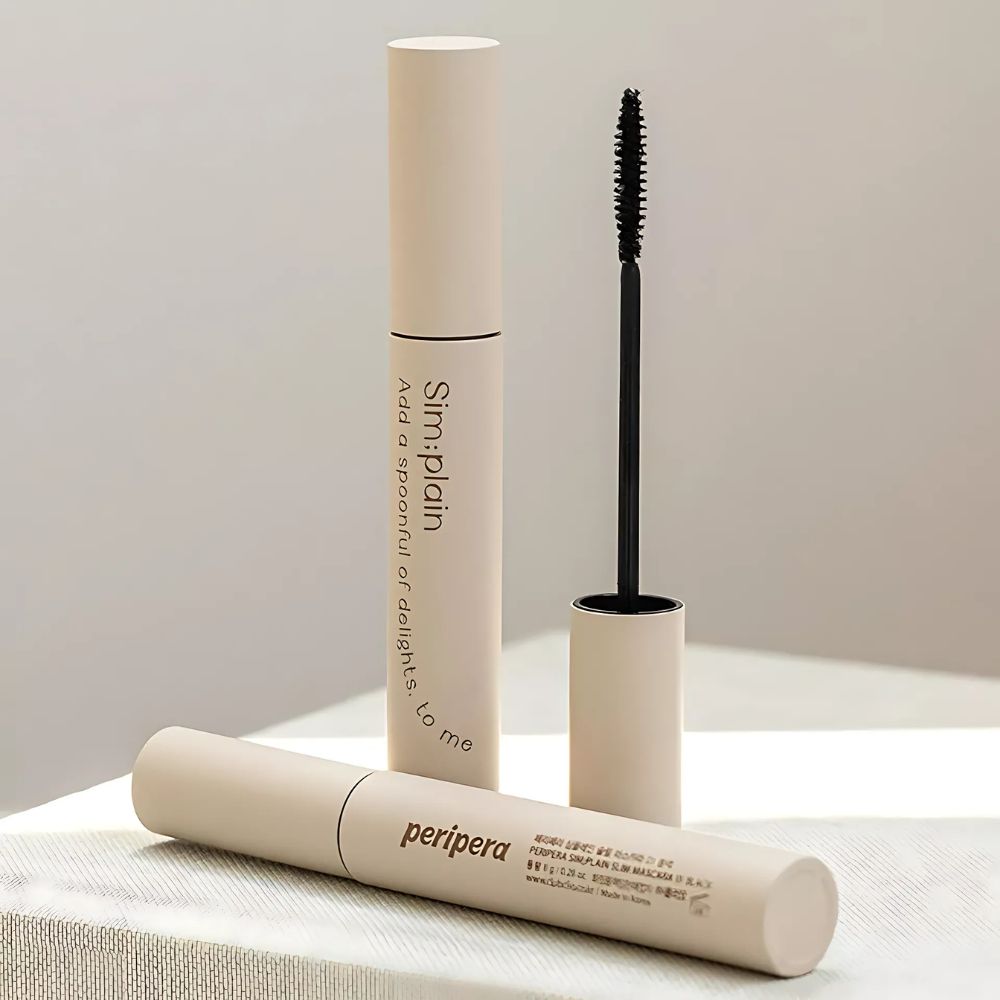 Its lightweight formula is designed to lift and lengthen lashes, providing a comfortable wear that lasts throughout the day.