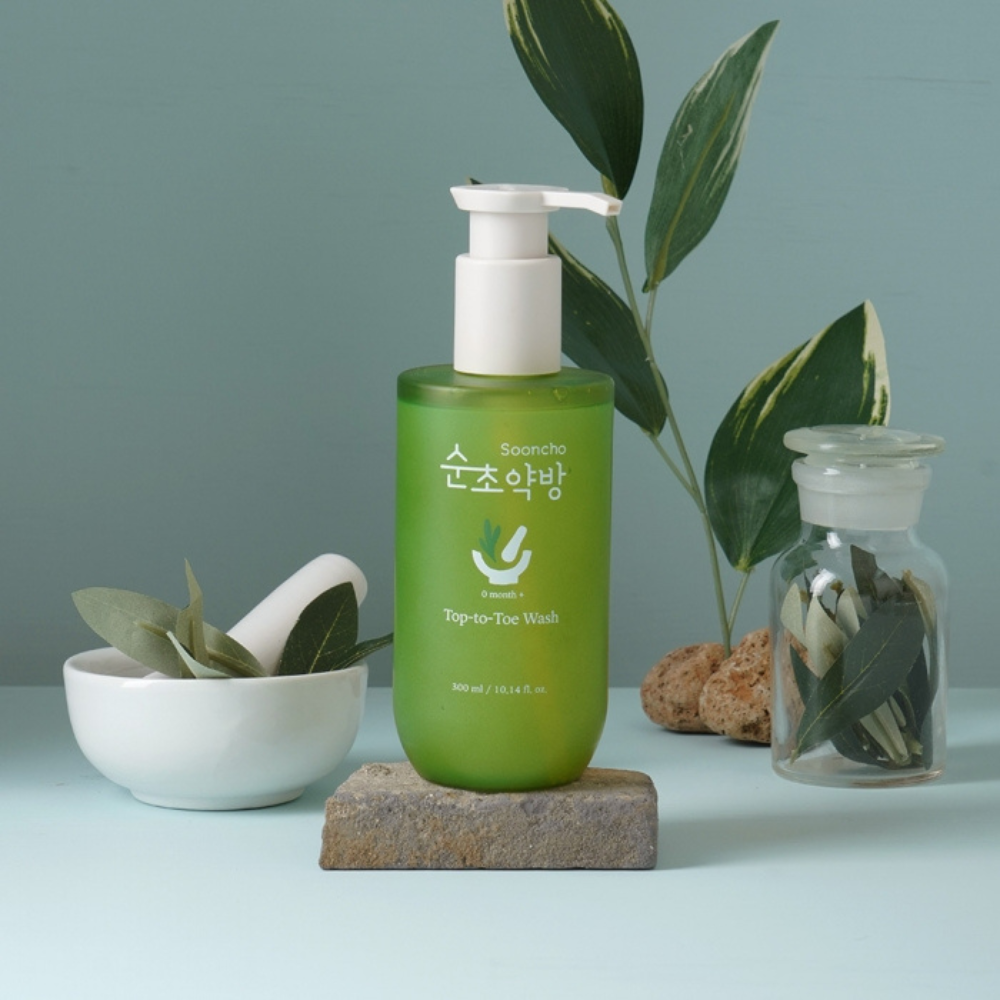 Clear plastic bottle of Sooncho Top to Toe Wash 300ml with a green pump dispenser.