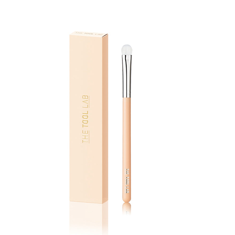 The bristles are designed to hold and distribute eyeshadow effectively, minimizing fallout and ensuring a smooth application.