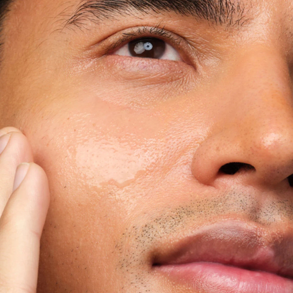 Man applying the The Ordinary Hyaluronic Acid 2% + B5 30ml