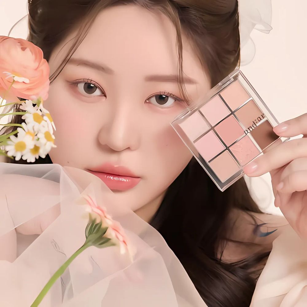 The and:ar Shadow Palette 01 Middle Note is perfect for makeup lovers who enjoy creating versatile looks, from natural and everyday styles to bold and sophisticated glam.