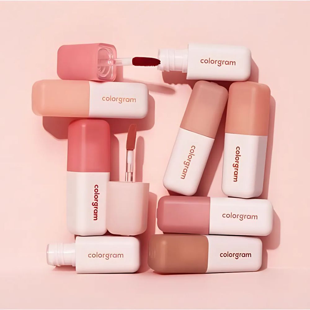  Its creamy texture glides effortlessly onto the lips, creating a comfortable matte finish without drying them out.