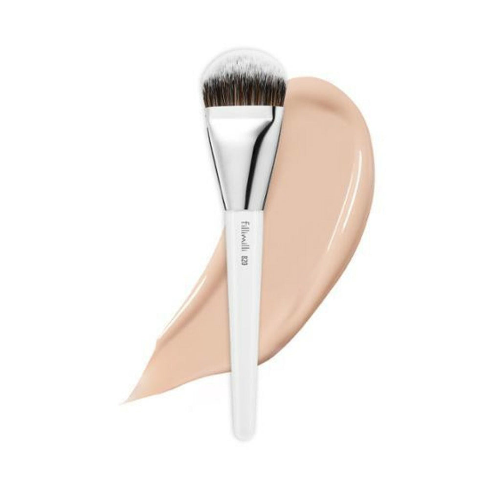 The fillimilli Flat Foundation Brush 820 is expertly designed for flawless foundation application. 