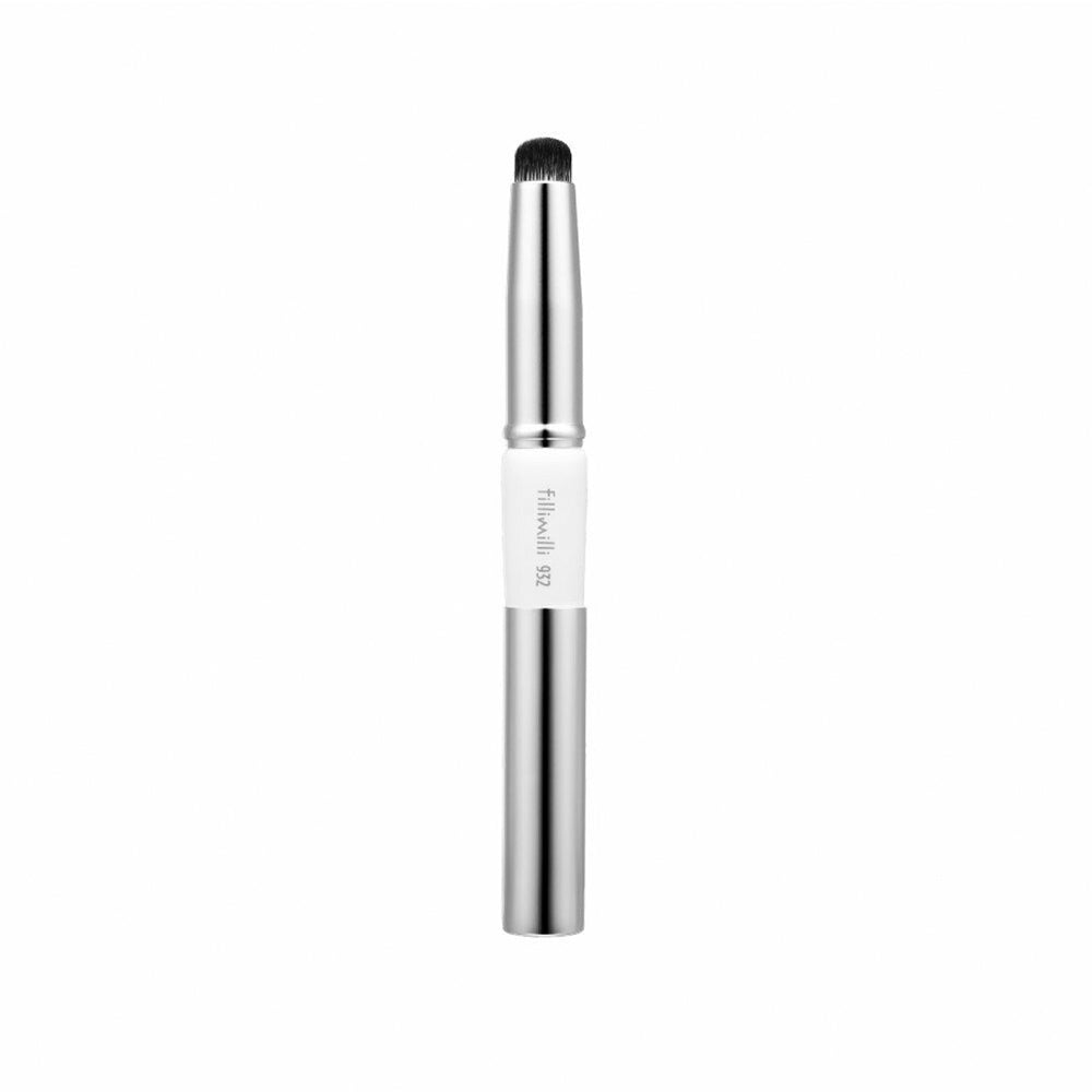 The fillimilli Portable Over Lip Brush 932 is a versatile lip brush designed for precise and controlled application.