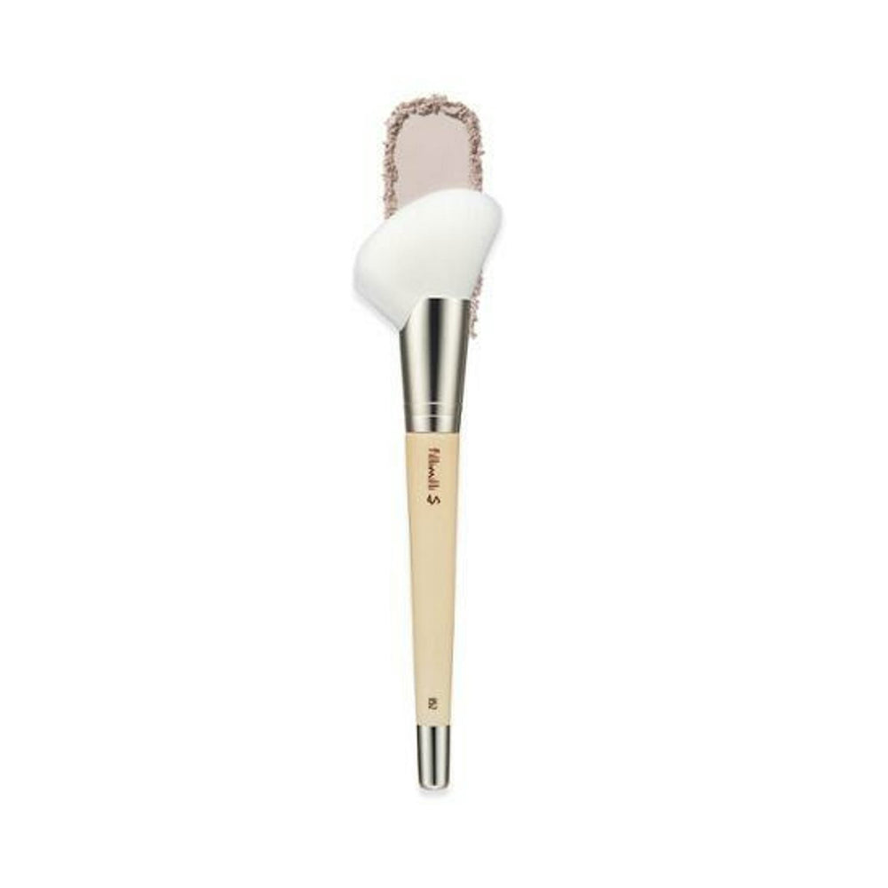 The fillimilli S Shading Brush 852 is designed for precise eyeshadow application and blending.