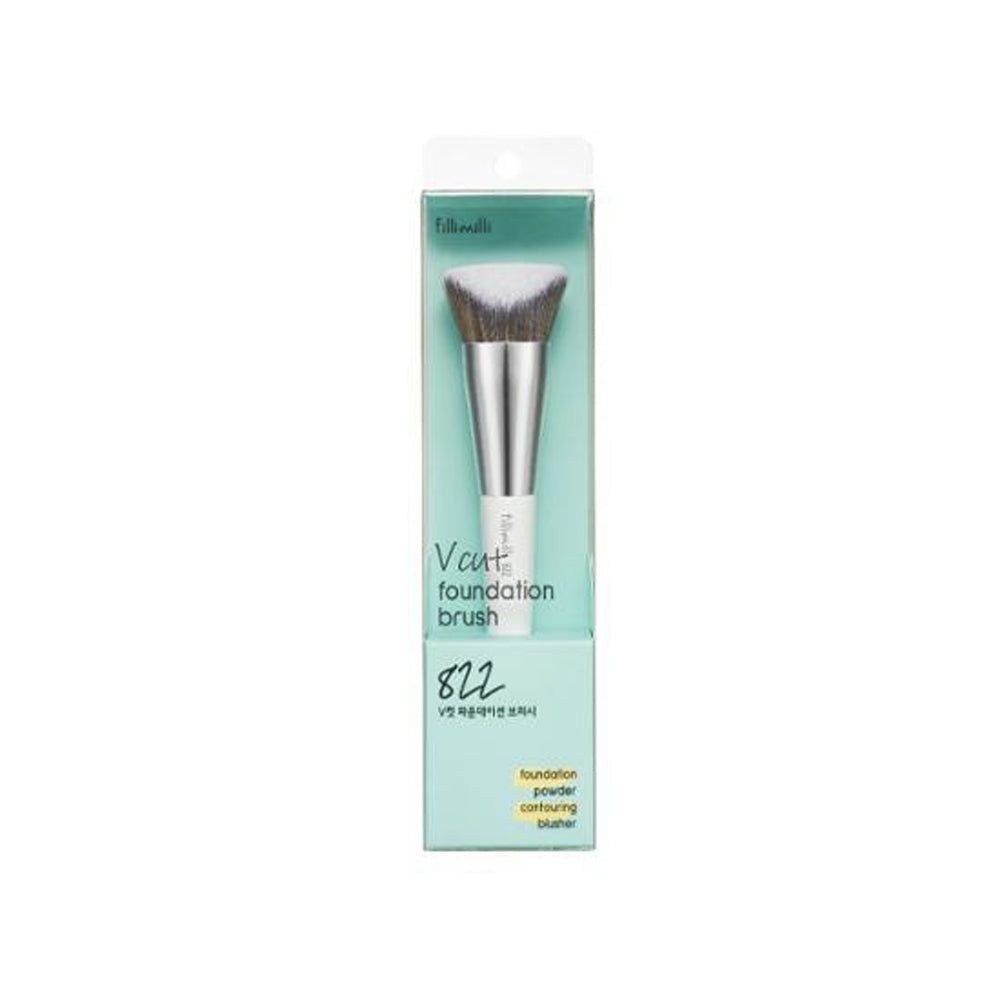 The unique cut of the brush allows for easy blending along the edges of the nose, eyes, and jawline, ensuring a flawless finish. 