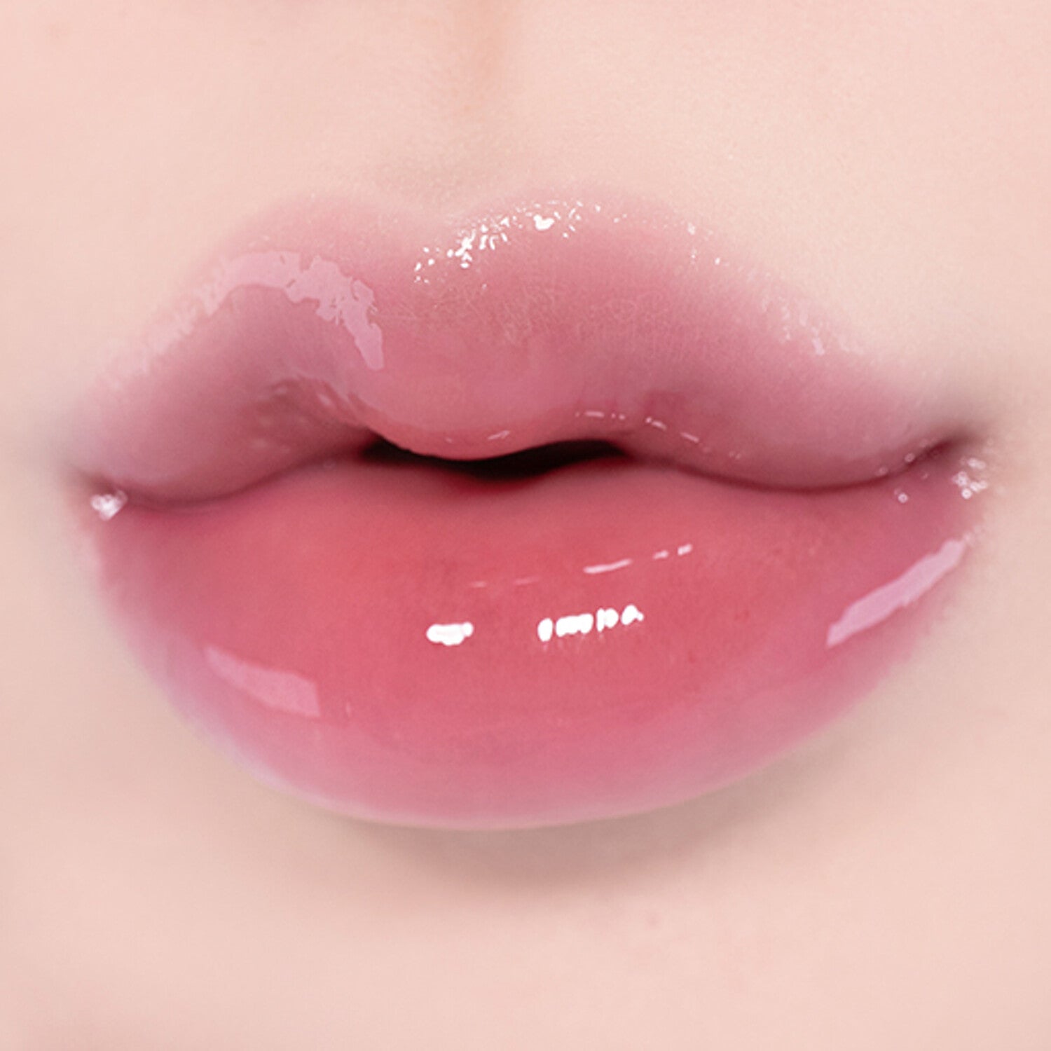 Add volume and shine to your lips with this 5.3g 3D Volumizing Gloss for a glamorous look.