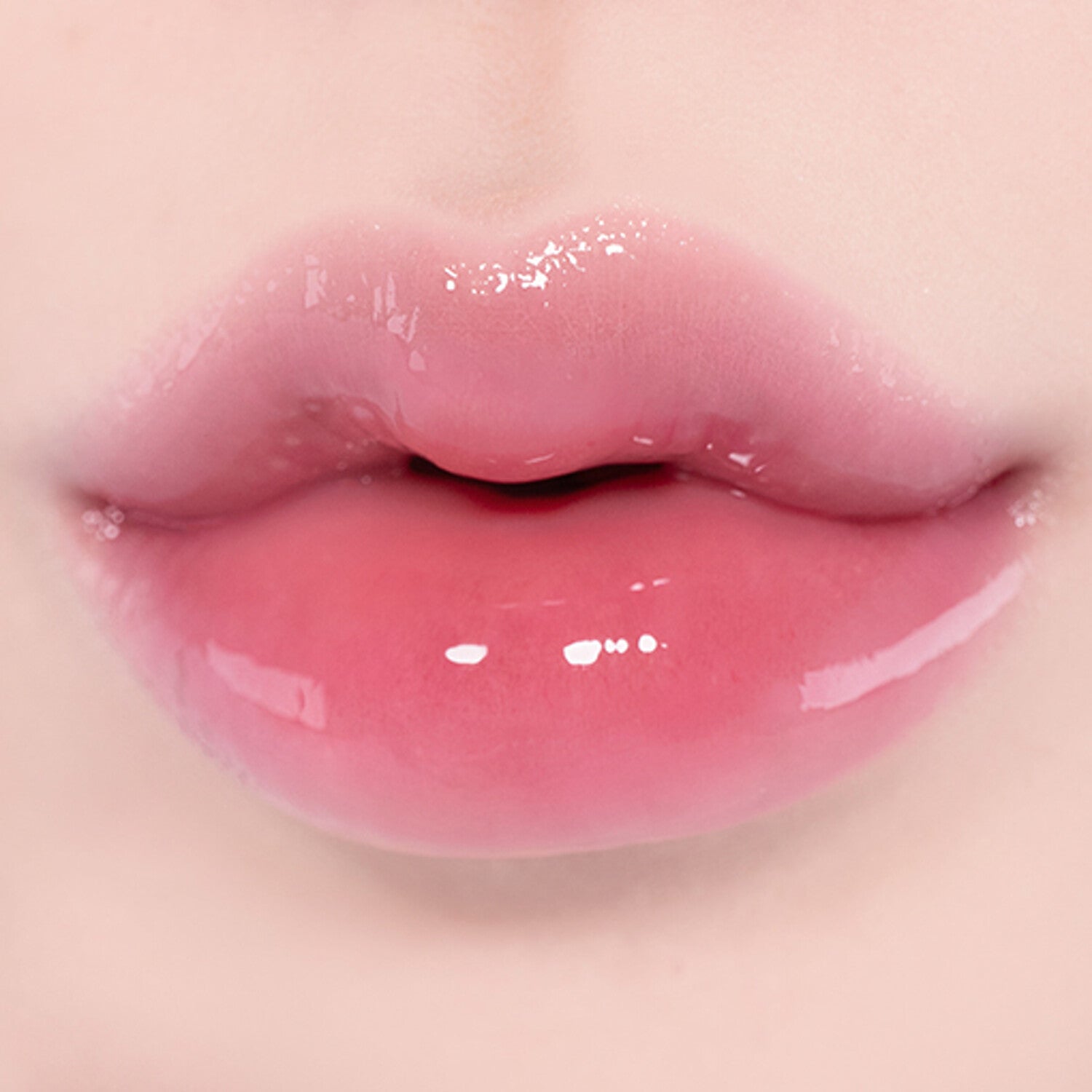 A 3D Volumizing Gloss in a 5.3g container, designed to enhance volume and shine to your lips.