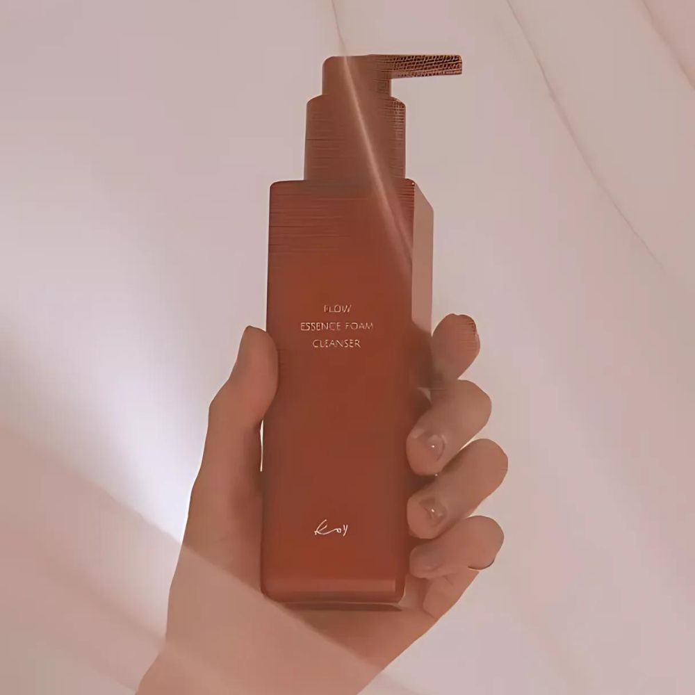 this foam cleanser helps to soothe and hydrate the skin while maintaining a balanced pH level. Its rich, creamy lather penetrates deeply into pores, leaving your complexion feeling refreshed, clean, and soft. 