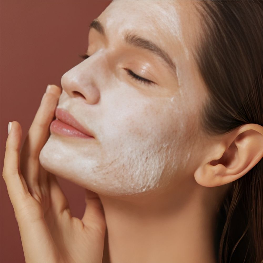 Perfect for dry or stressed skin, the mask provides intense moisture while helping to restore balance and elasticity. 