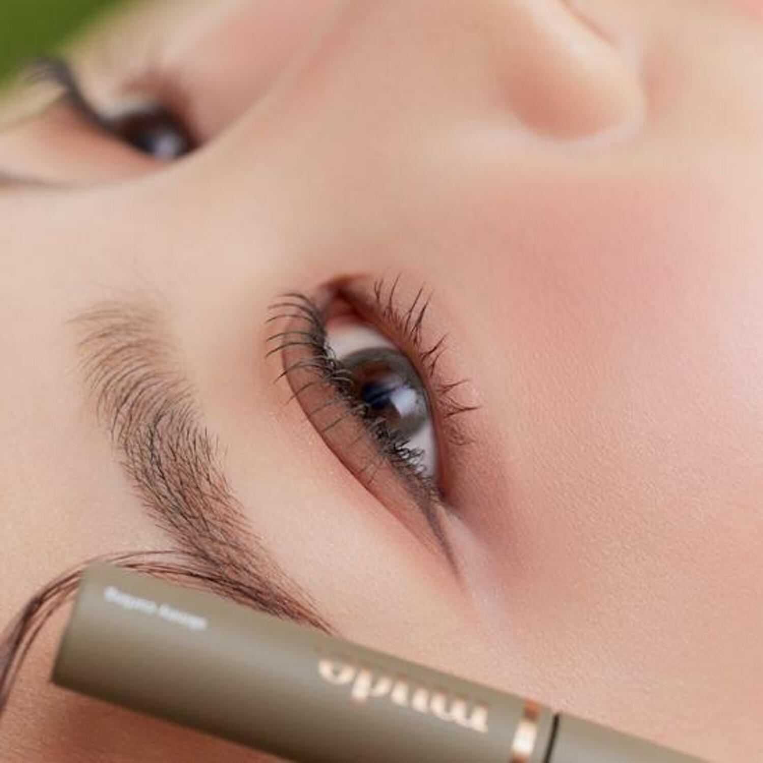 Enhance your lashes with this 3ml tube of curling mascara featuring a multi-fixing formula.