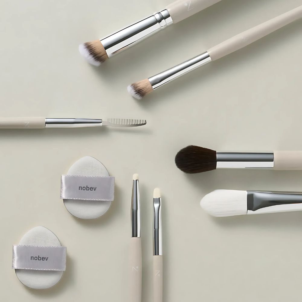 The set includes brushes for different applications, such as eyeshadow blending, precise eyeliner application, contouring, and detailing, making it perfect for creating both everyday looks and elaborate designs.