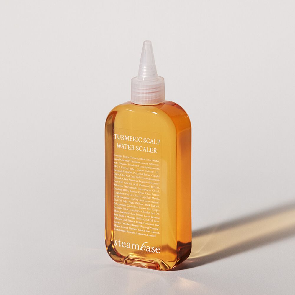  Infused with turmeric extract, known for its anti-inflammatory and antioxidant properties, this water scaler helps to remove excess sebum, dead skin cells, and buildup from hair products, promoting a healthier scalp environment. 